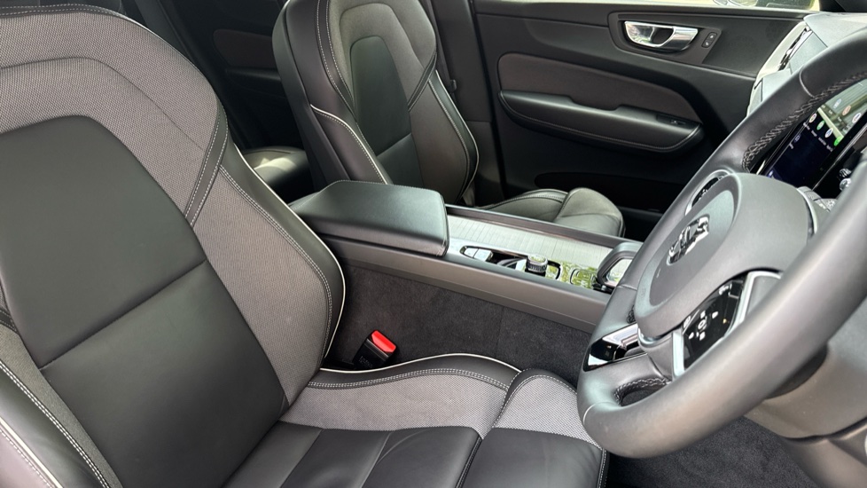 Volvo XC60 2.0 B4D R DESIGN 5dr AWD Geartronic Diesel Estate - Image 40