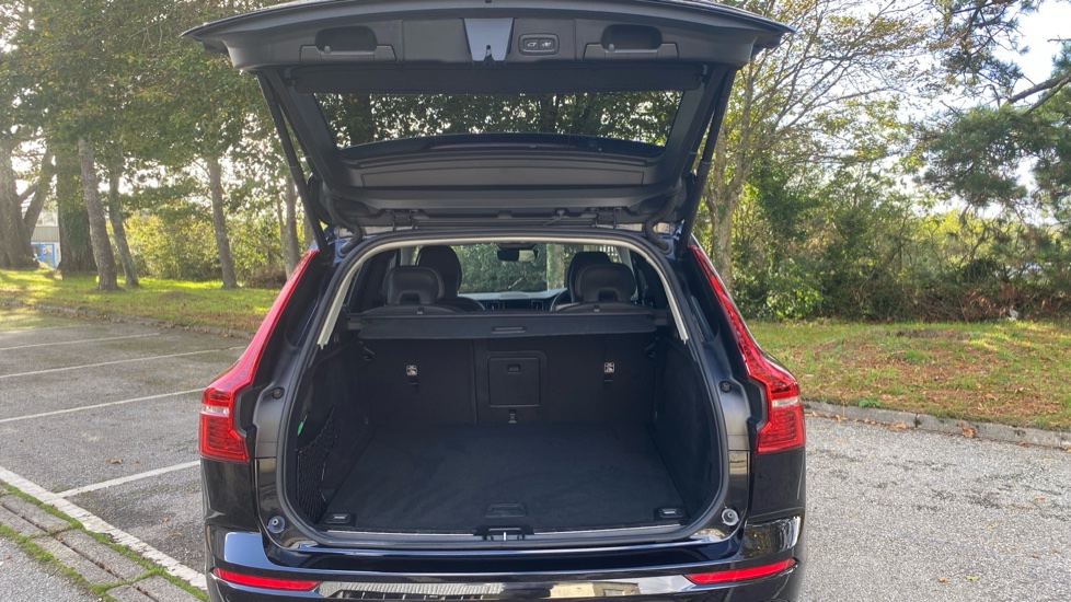 Volvo XC60 2.0 B4D Plus Dark 5dr AWD Geartronic Diesel Estate - Image 13