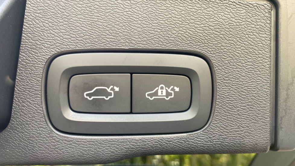 Volvo XC60 2.0 B4D Plus Dark 5dr AWD Geartronic Diesel Estate - Image 34