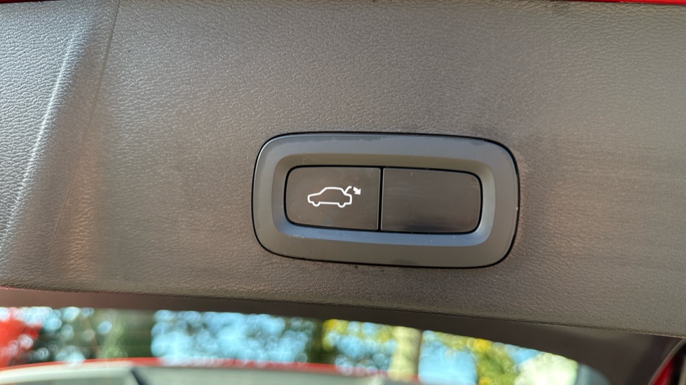 Volvo XC40 2.0 B3P Core 5dr Auto Petrol Estate - Image 35