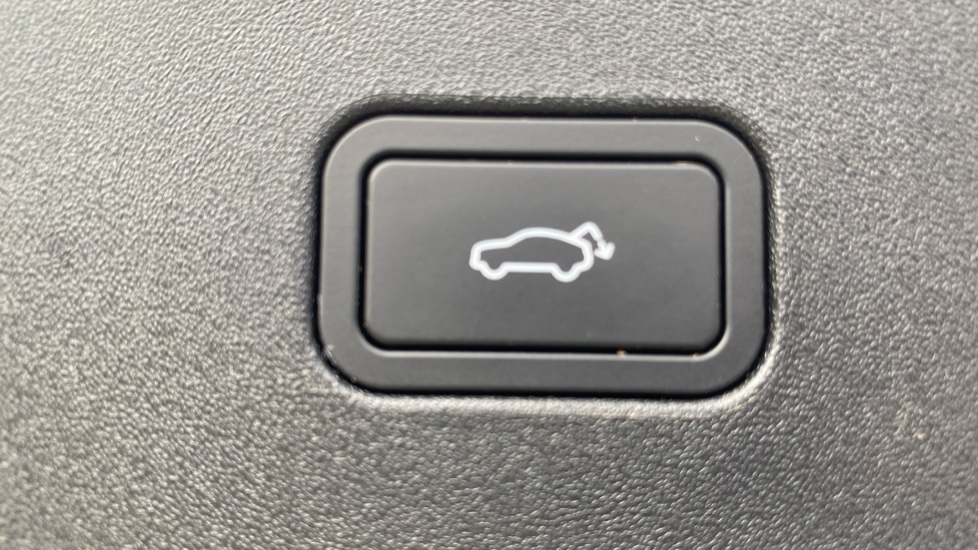Volvo EX30 315kW Twin Motor Performance Ultra 69kWh 5dr Auto Electric Estate - Image 35