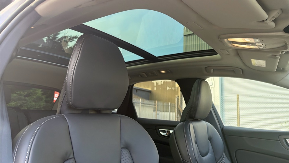 Volvo XC60 2.0 T8 [455] PHEV Ultra Dark 5dr AWD Geartronic Estate - Image 31