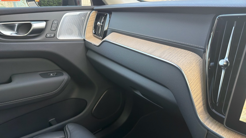 Volvo XC60 2.0 T8 [455] PHEV Ultra Dark 5dr AWD Geartronic Estate - Image 37