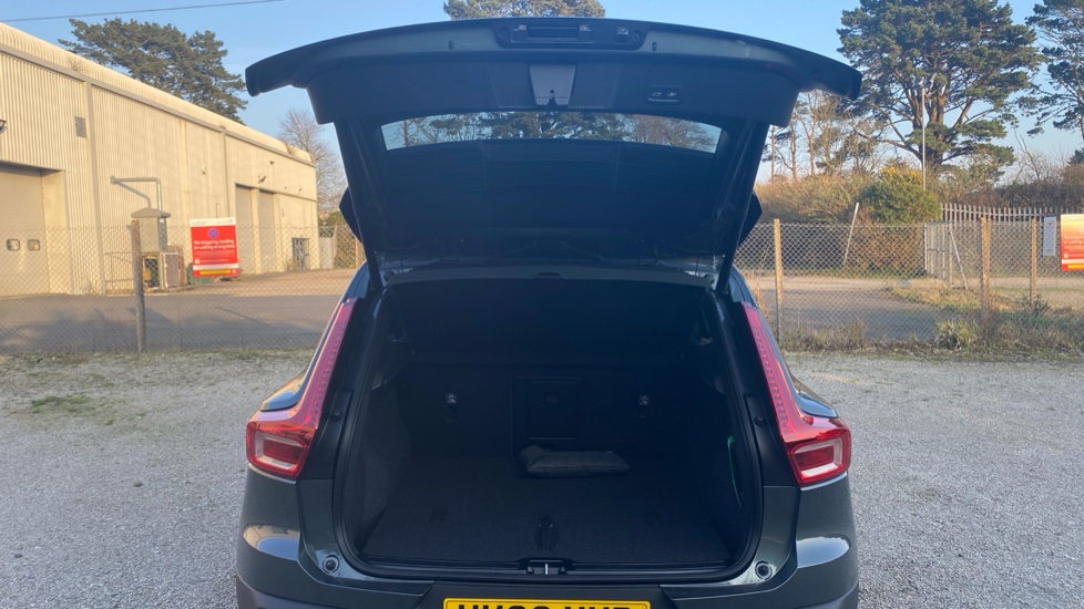 Volvo XC40 2.0 B3P Ultra Dark 5dr Auto Petrol Estate - Image 13