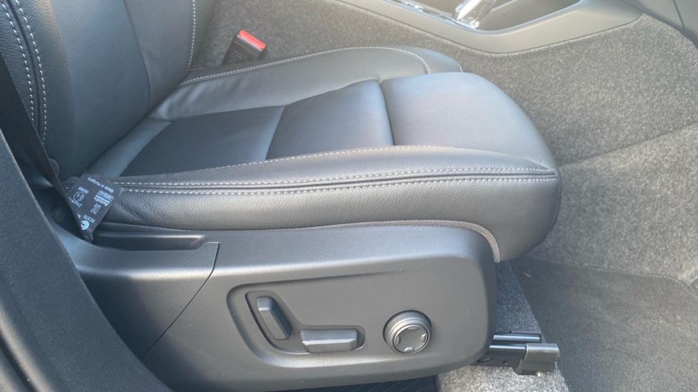 Volvo XC40 2.0 B3P Ultra Dark 5dr Auto Petrol Estate - Image 30