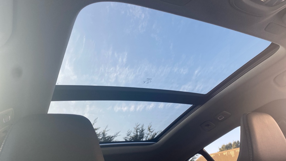 Volvo XC40 2.0 B3P Ultra Dark 5dr Auto Petrol Estate - Image 31