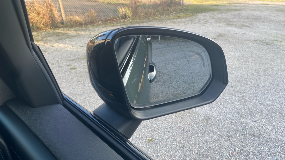 Volvo XC40 2.0 B3P Ultra Dark 5dr Auto Petrol Estate - Image 32