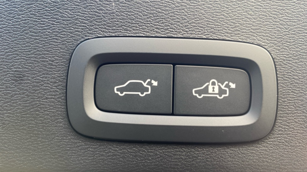 Volvo XC40 2.0 B3P Ultra Dark 5dr Auto Petrol Estate - Image 35