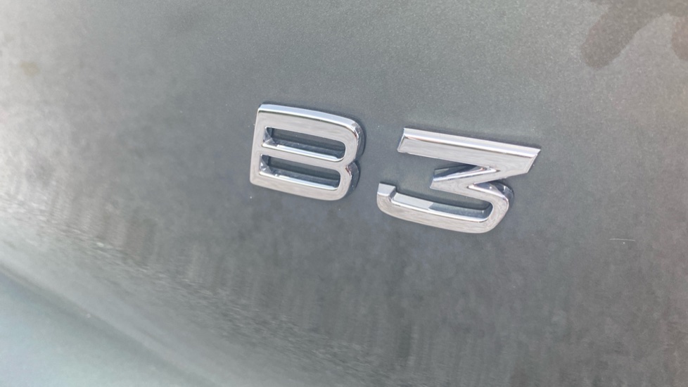 Volvo XC40 2.0 B3P Ultra Dark 5dr Auto Petrol Estate - Image 36