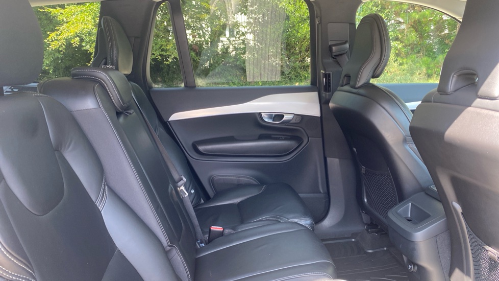 Volvo XC90 2.0 D5 PowerPulse Momentum Pro 5dr AWD Geartronic Diesel Estate - Image 6