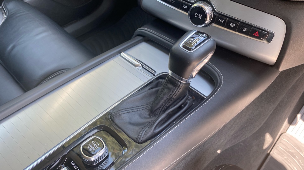 Volvo XC90 2.0 D5 PowerPulse Momentum Pro 5dr AWD Geartronic Diesel Estate - Image 26