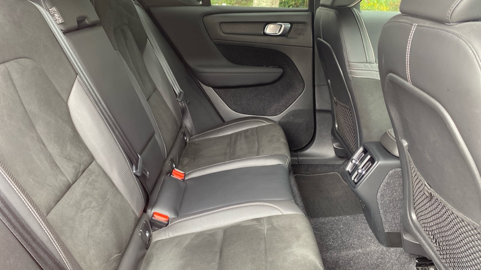 Volvo XC40 1.5 T3 R DESIGN 5dr Petrol Estate - Image 6