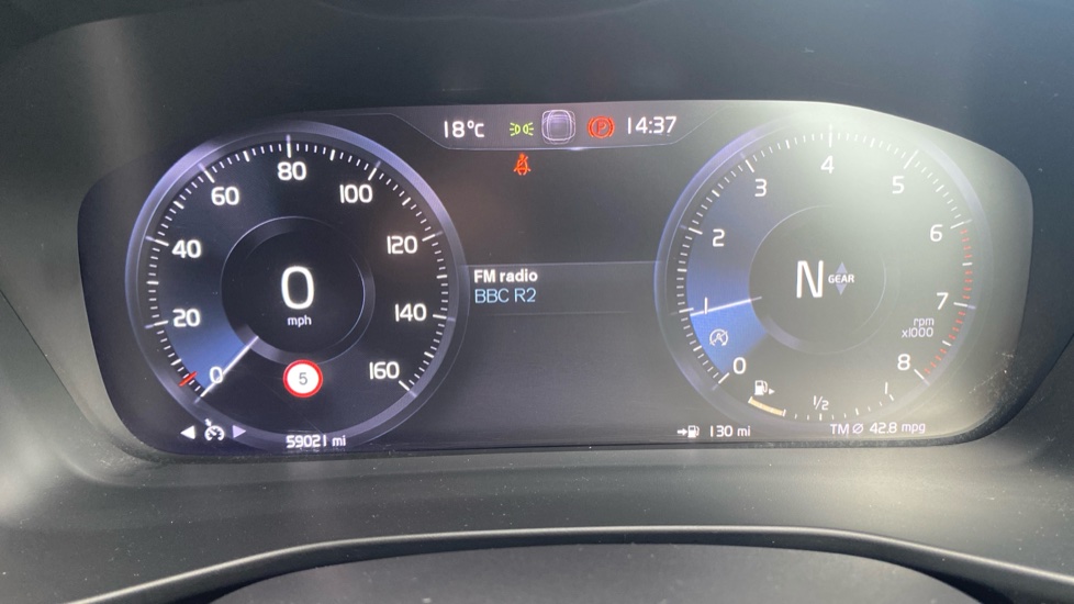 Volvo XC40 1.5 T3 R DESIGN 5dr Petrol Estate - Image 11