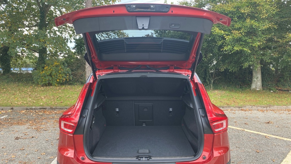 Volvo XC40 1.5 T3 R DESIGN 5dr Petrol Estate - Image 13