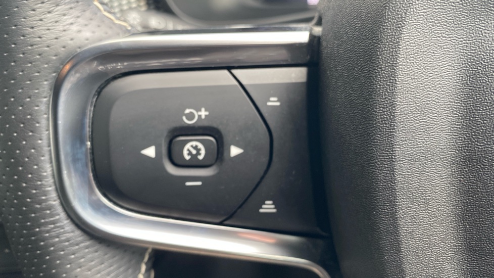 Volvo XC40 1.5 T3 R DESIGN 5dr Petrol Estate - Image 21