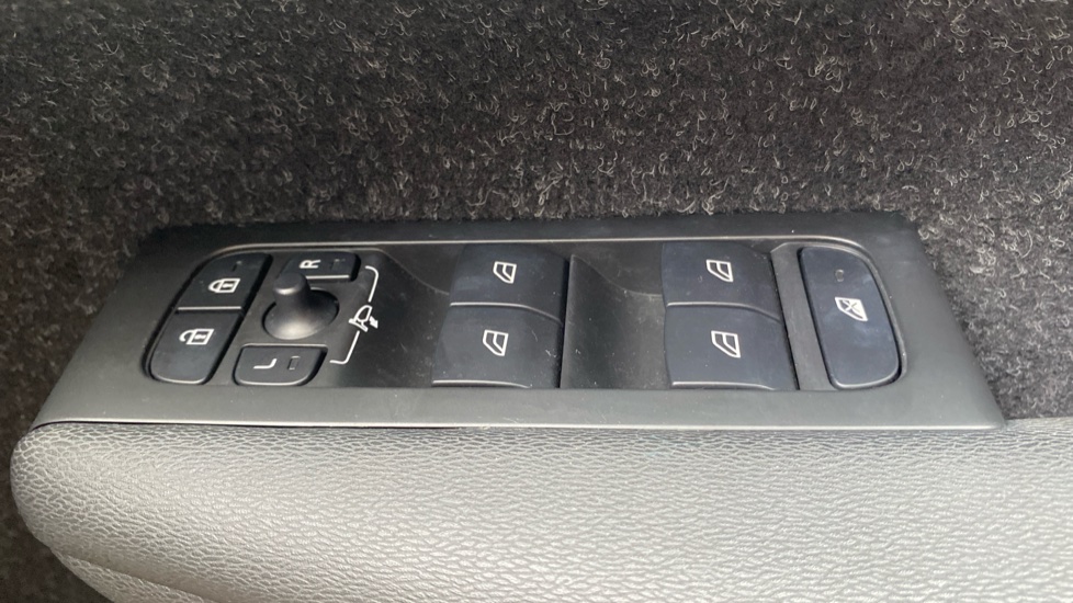 Volvo XC40 1.5 T3 R DESIGN 5dr Petrol Estate - Image 24