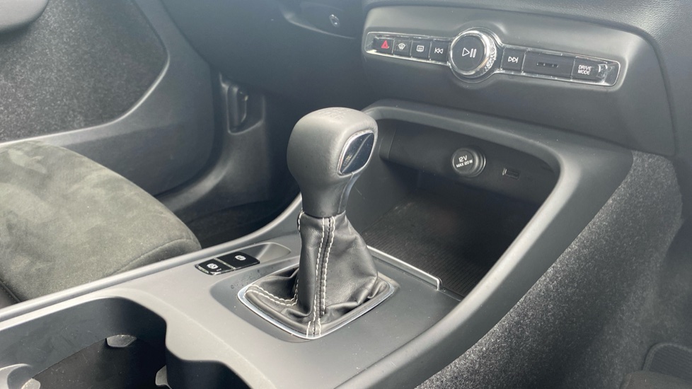 Volvo XC40 1.5 T3 R DESIGN 5dr Petrol Estate - Image 26