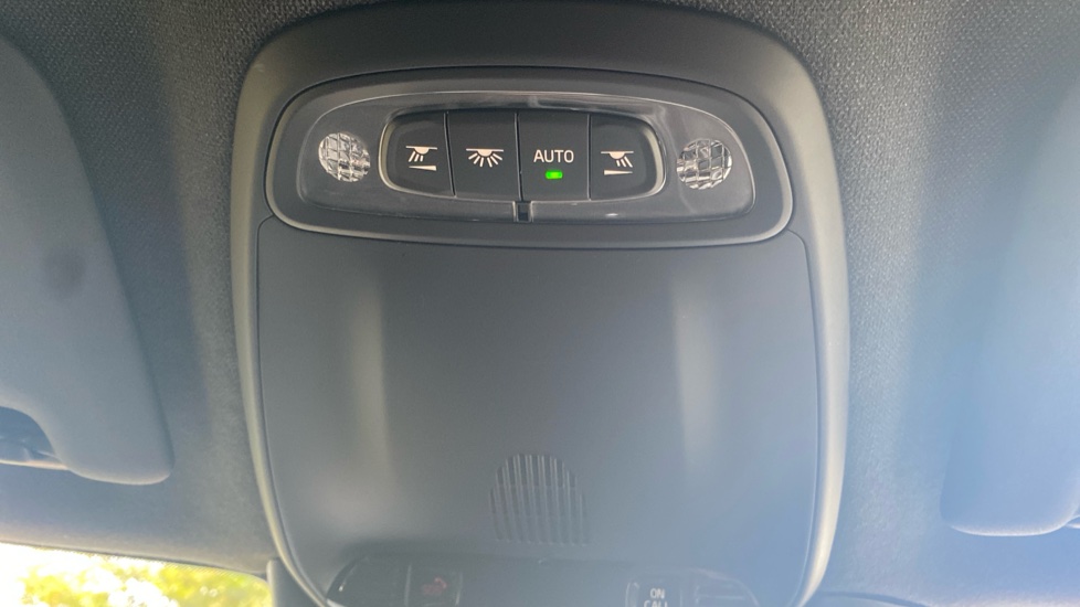 Volvo XC40 1.5 T3 R DESIGN 5dr Petrol Estate - Image 28