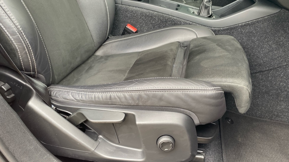Volvo XC40 1.5 T3 R DESIGN 5dr Petrol Estate - Image 30