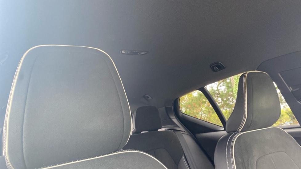 Volvo XC40 1.5 T3 R DESIGN 5dr Petrol Estate - Image 31