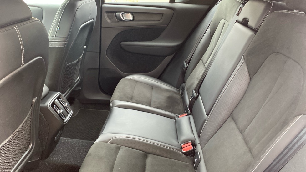 Volvo XC40 1.5 T3 R DESIGN 5dr Petrol Estate - Image 33