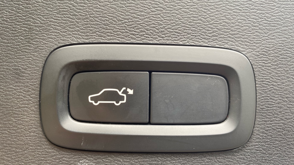 Volvo XC40 1.5 T3 R DESIGN 5dr Petrol Estate - Image 35