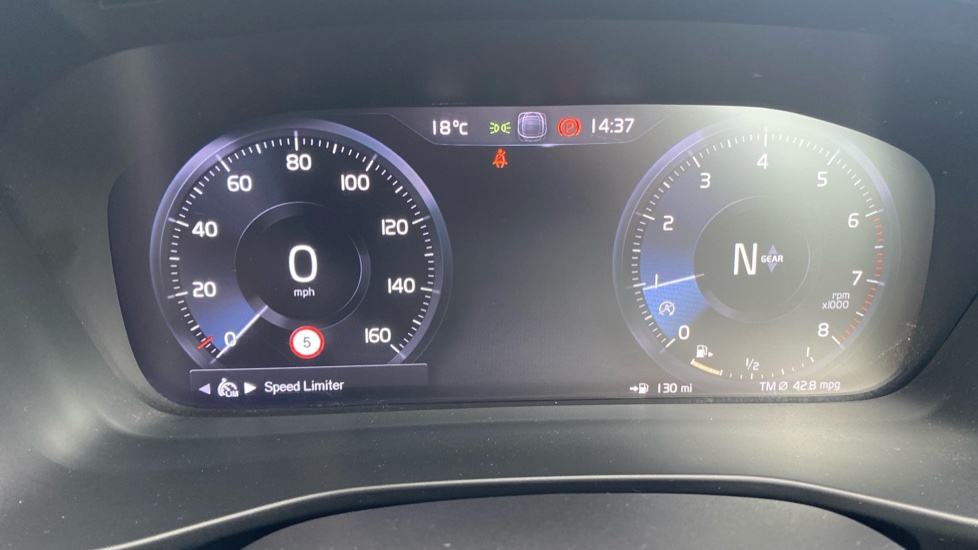 Volvo XC40 1.5 T3 R DESIGN 5dr Petrol Estate - Image 36