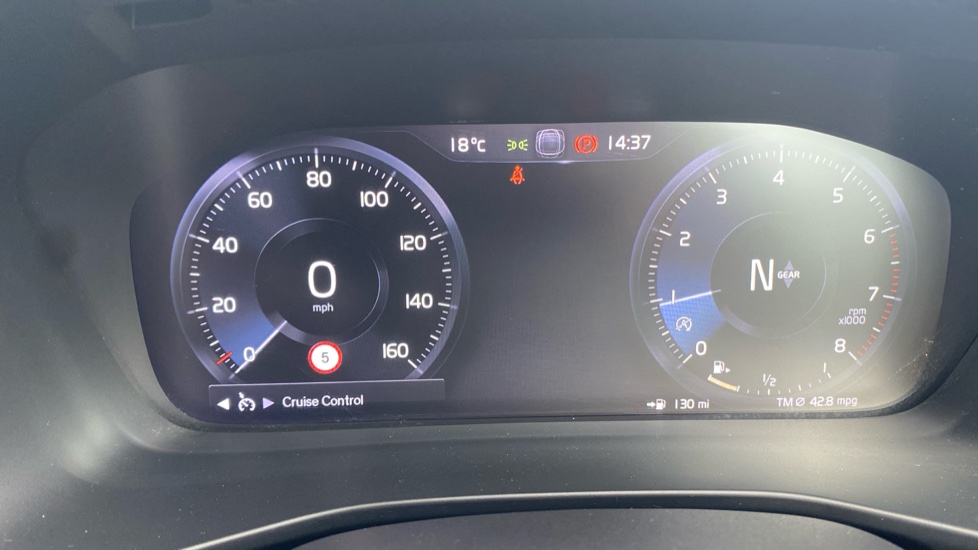 Volvo XC40 1.5 T3 R DESIGN 5dr Petrol Estate - Image 37
