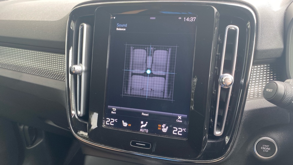 Volvo XC40 1.5 T3 R DESIGN 5dr Petrol Estate - Image 38