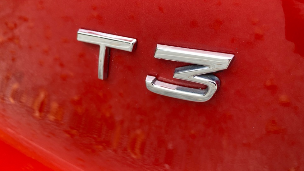 Volvo XC40 1.5 T3 R DESIGN 5dr Petrol Estate - Image 43
