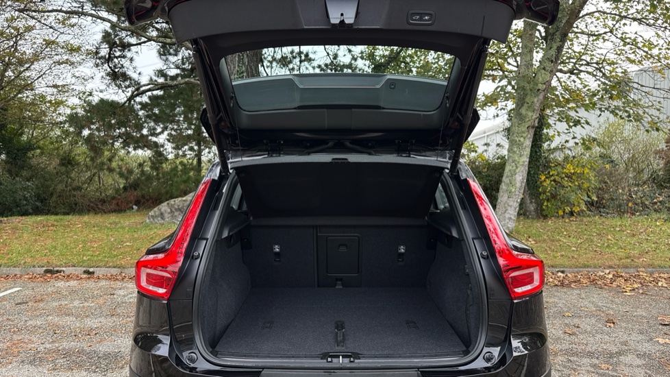 Volvo XC40 2.0 B3P Plus Dark 5dr Auto Petrol Estate - Image 13