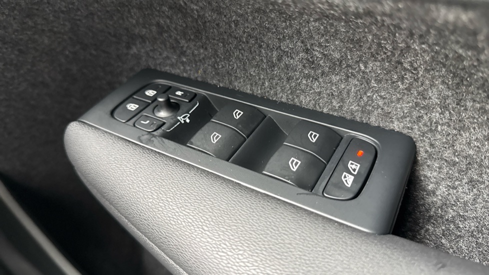 Volvo XC40 2.0 B3P Plus Dark 5dr Auto Petrol Estate - Image 24