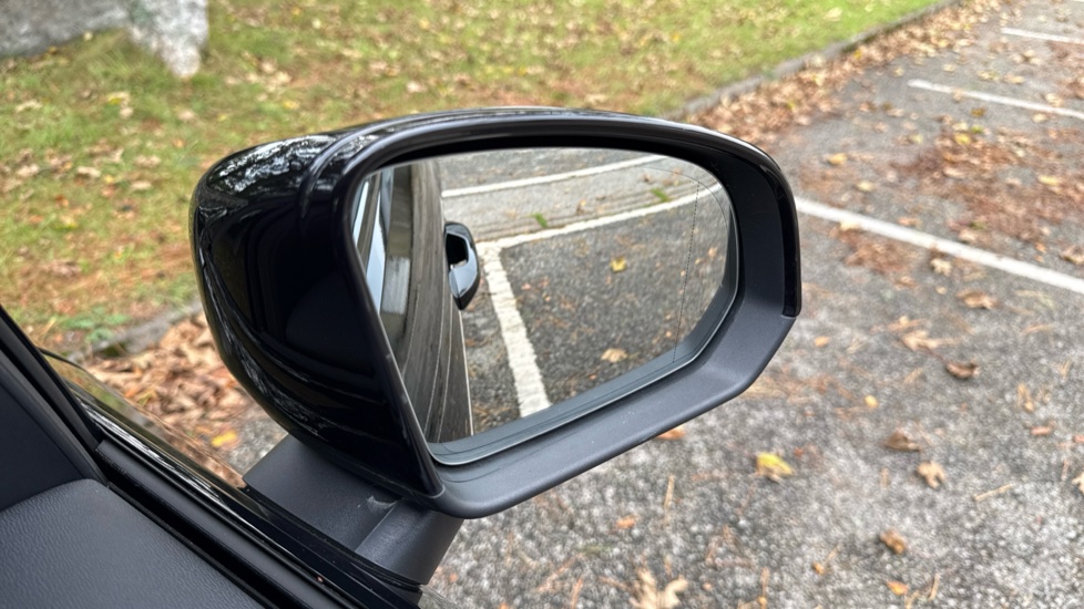 Volvo XC40 2.0 B3P Plus Dark 5dr Auto Petrol Estate - Image 32