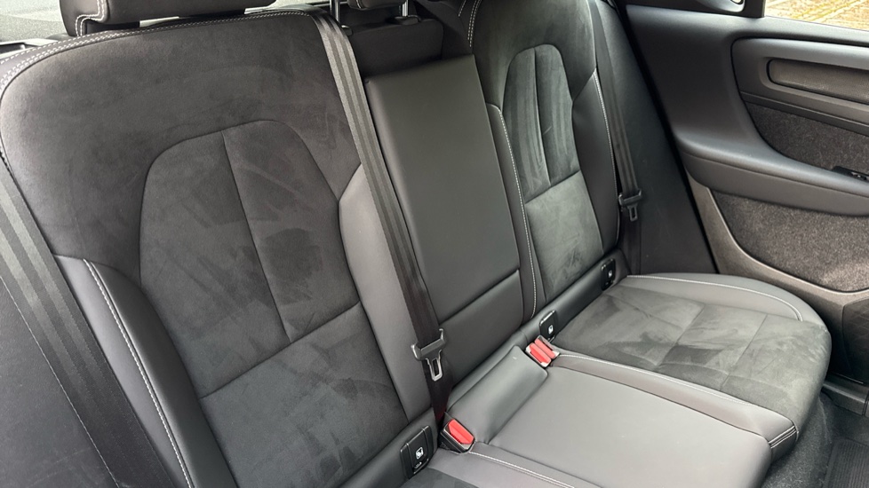 Volvo XC40 2.0 B3P Plus Dark 5dr Auto Petrol Estate - Image 33