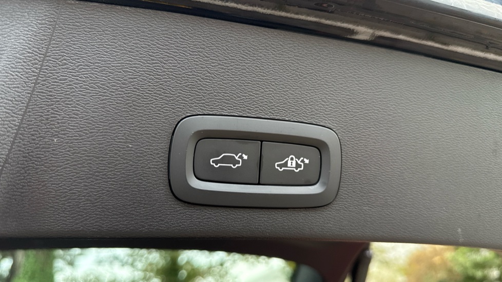 Volvo XC40 2.0 B3P Plus Dark 5dr Auto Petrol Estate - Image 35