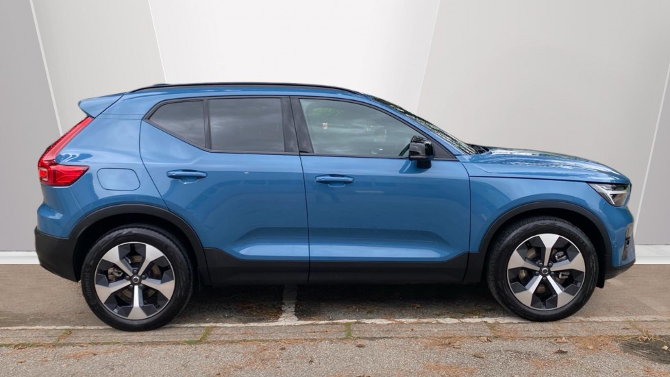 Volvo XC40 2.0 B4P Ultimate Dark 5dr Auto Petrol Estate - Image 3