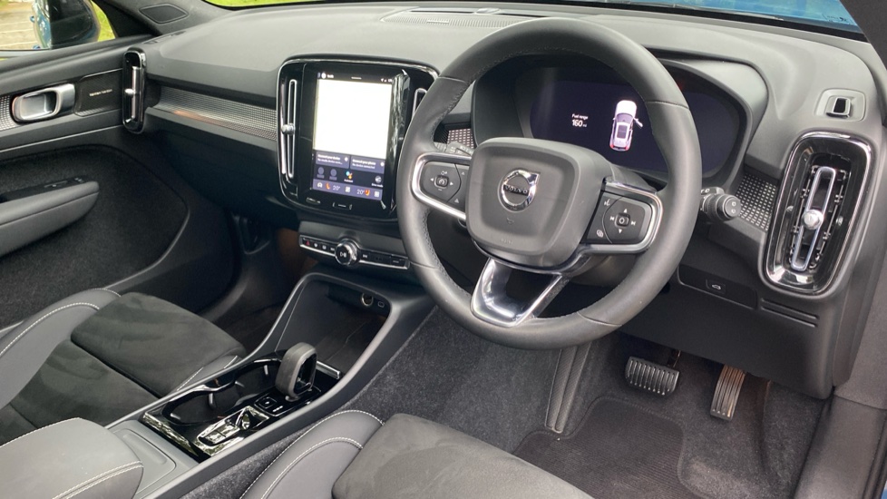 Volvo XC40 2.0 B4P Ultimate Dark 5dr Auto Petrol Estate - Image 4