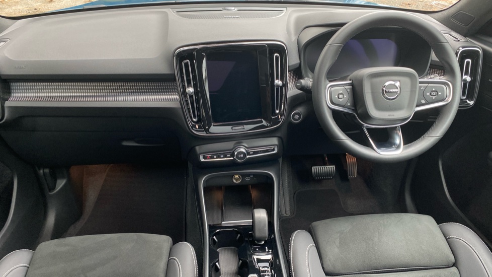 Volvo XC40 2.0 B4P Ultimate Dark 5dr Auto Petrol Estate - Image 5