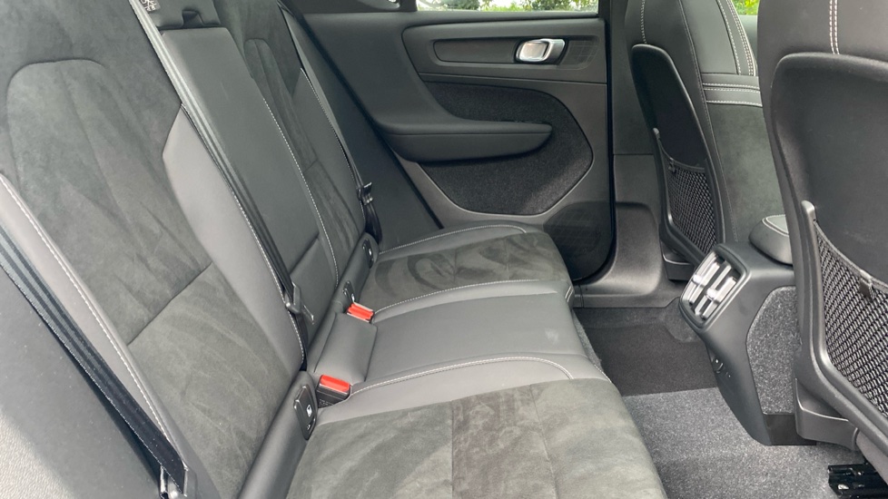 Volvo XC40 2.0 B4P Ultimate Dark 5dr Auto Petrol Estate - Image 6