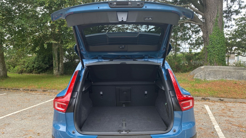 Volvo XC40 2.0 B4P Ultimate Dark 5dr Auto Petrol Estate - Image 13