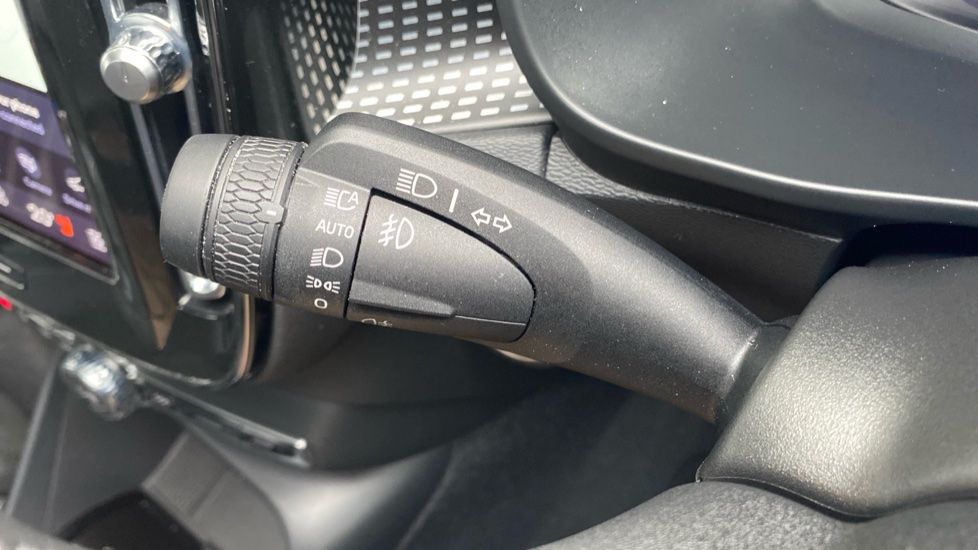 Volvo XC40 2.0 B4P Ultimate Dark 5dr Auto Petrol Estate - Image 20