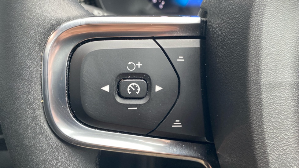 Volvo XC40 2.0 B4P Ultimate Dark 5dr Auto Petrol Estate - Image 21