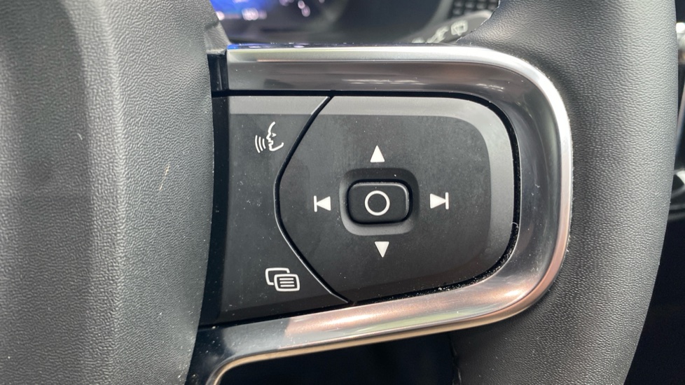 Volvo XC40 2.0 B4P Ultimate Dark 5dr Auto Petrol Estate - Image 22