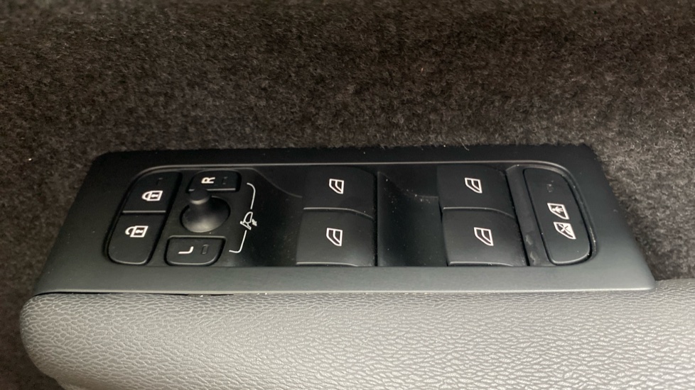 Volvo XC40 2.0 B4P Ultimate Dark 5dr Auto Petrol Estate - Image 24