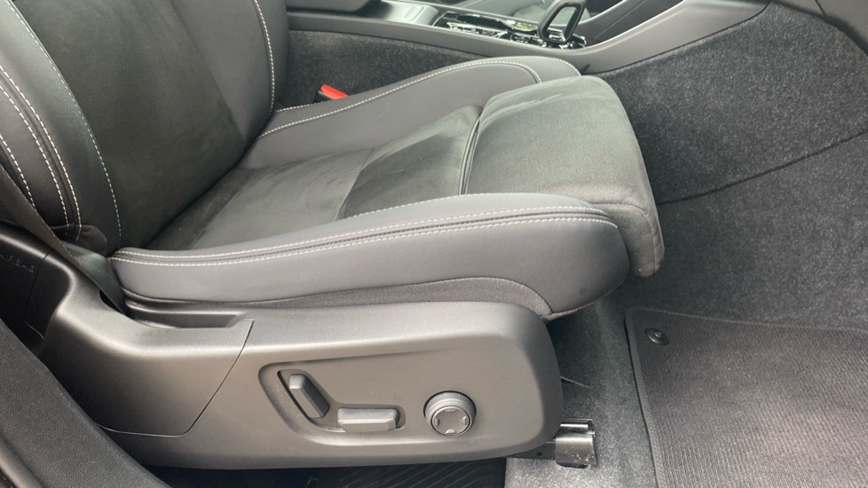 Volvo XC40 2.0 B4P Ultimate Dark 5dr Auto Petrol Estate - Image 30