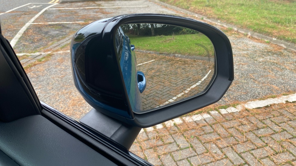 Volvo XC40 2.0 B4P Ultimate Dark 5dr Auto Petrol Estate - Image 32
