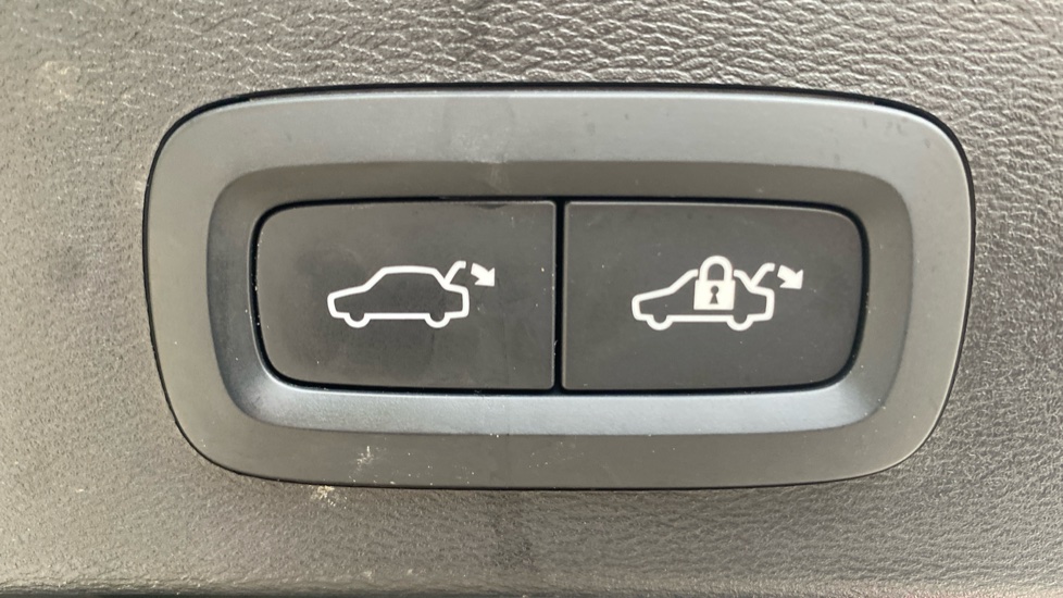 Volvo XC40 2.0 B4P Ultimate Dark 5dr Auto Petrol Estate - Image 35