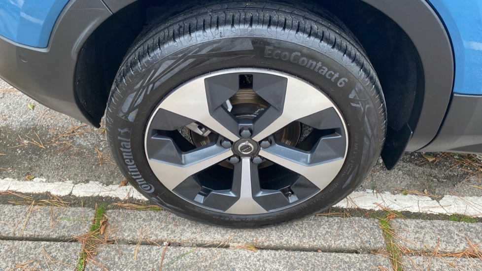 Volvo XC40 2.0 B4P Ultimate Dark 5dr Auto Petrol Estate - Image 36
