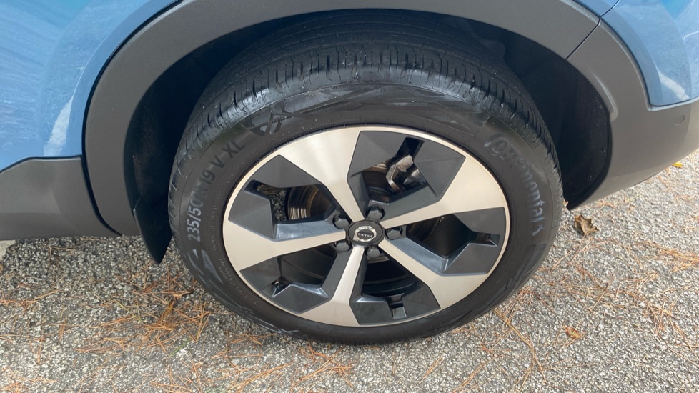 Volvo XC40 2.0 B4P Ultimate Dark 5dr Auto Petrol Estate - Image 37