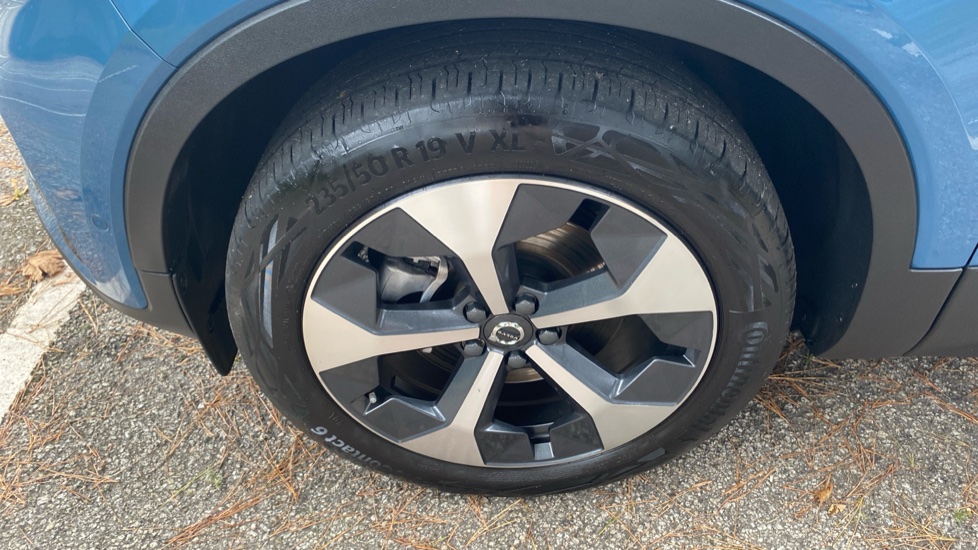 Volvo XC40 2.0 B4P Ultimate Dark 5dr Auto Petrol Estate - Image 38